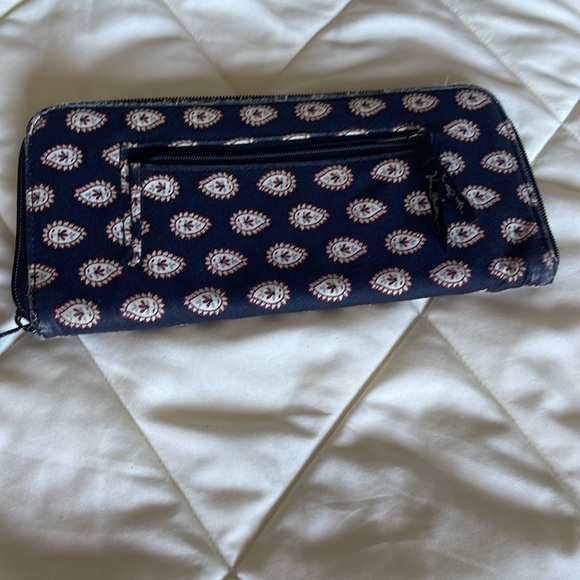 Free Vera Bradley wallet with pocketbook purchase - Picture 5 of 5